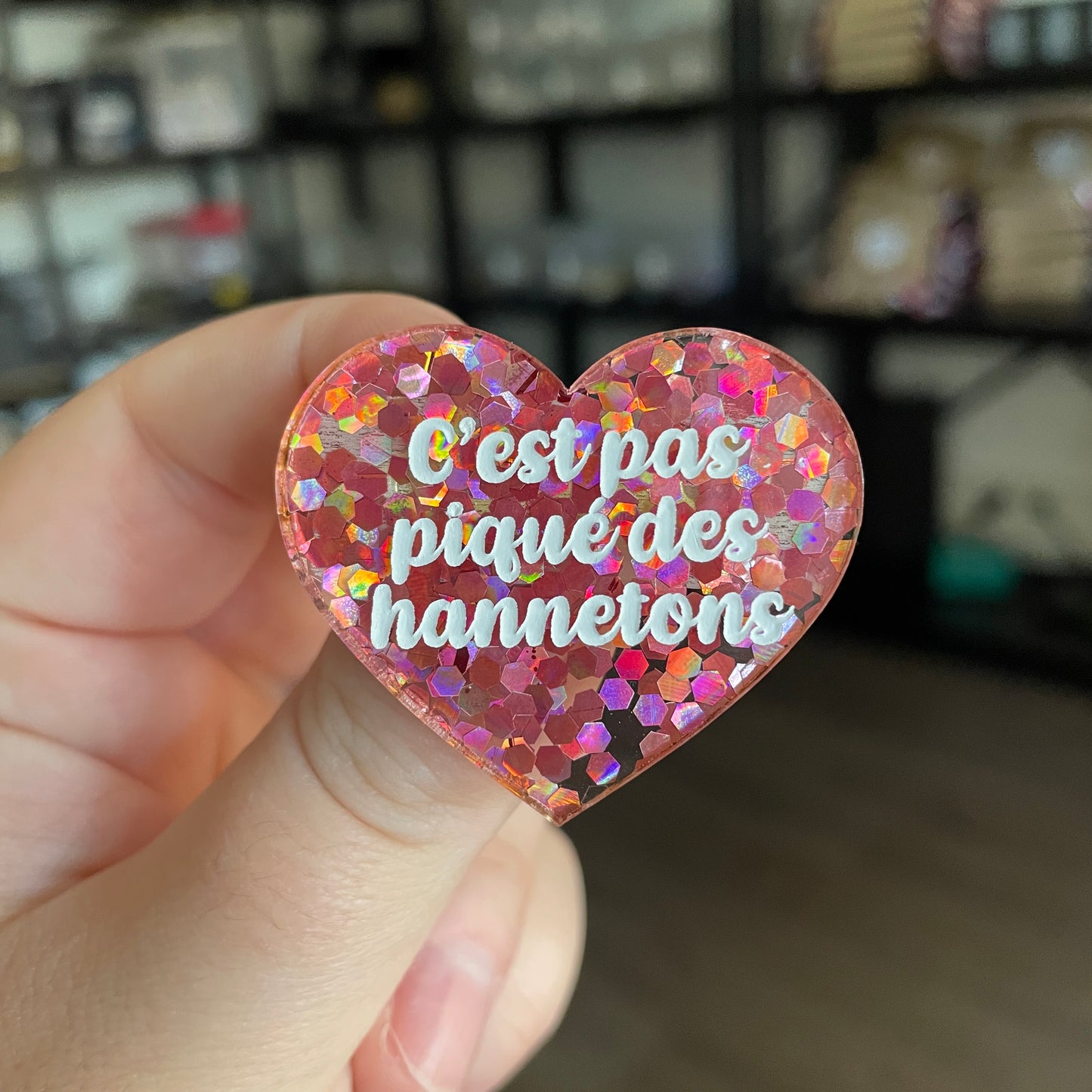 Broche "C'est pas piqué des hannetons" en acrylique semi transparence avec des confettis corail