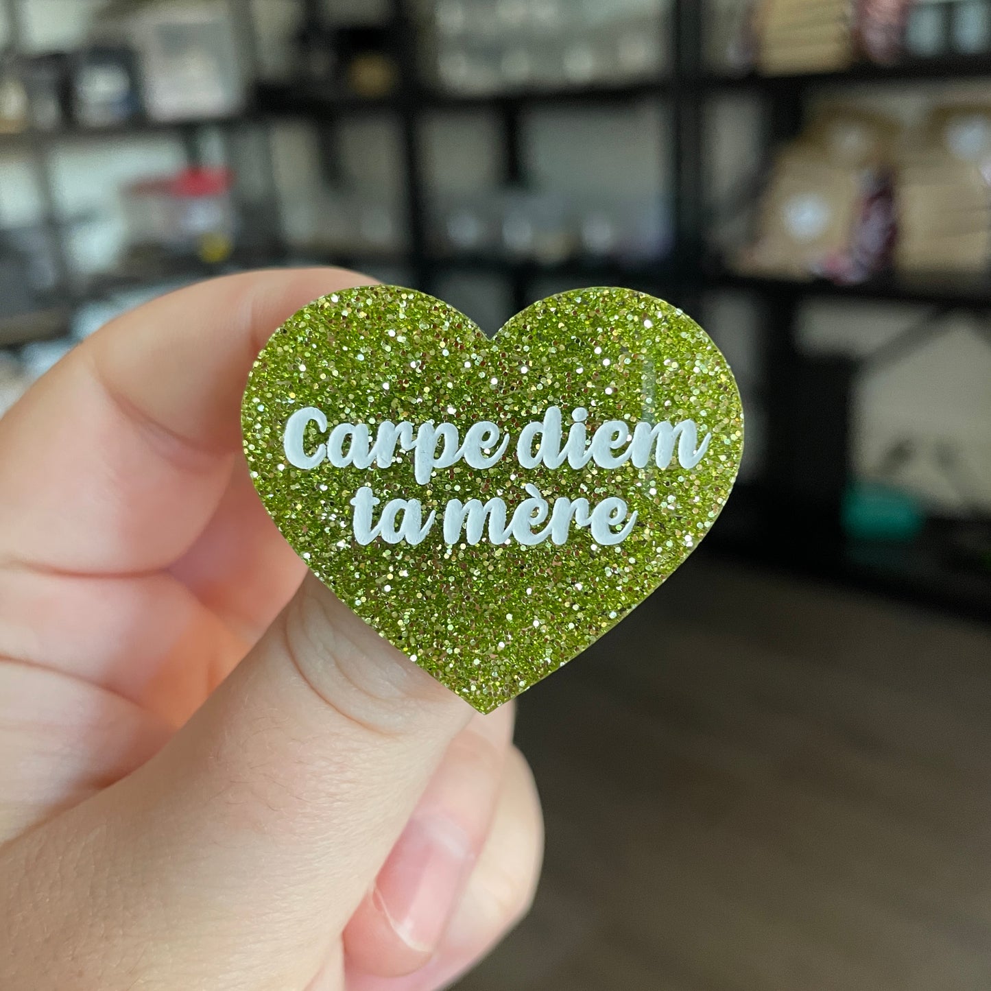 Broche "Carpe diem ta mère" en acrylique à paillettes vertes
