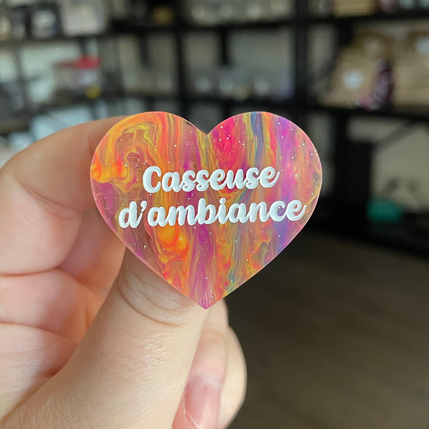Broche "Casseuse d'ambiance" en acrylique semi transparente marbrée multicolore