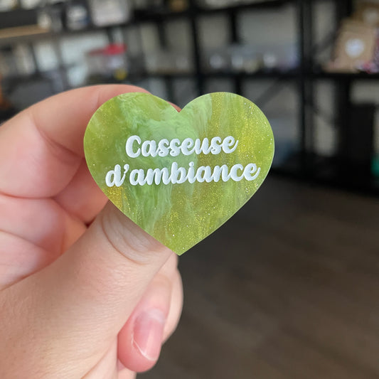 Broche "Casseuse d'ambiance" en acrylique marbrée verte, blanche et dorée