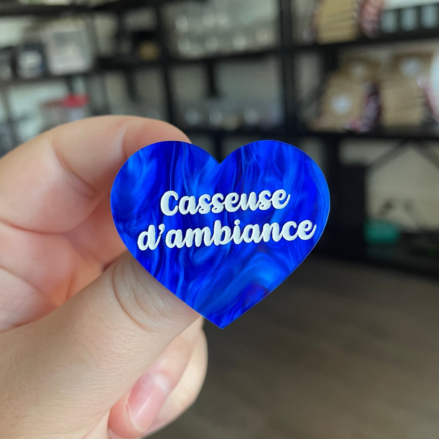 Broche "Casseuse d'ambiance" en acrylique marbrée bleue