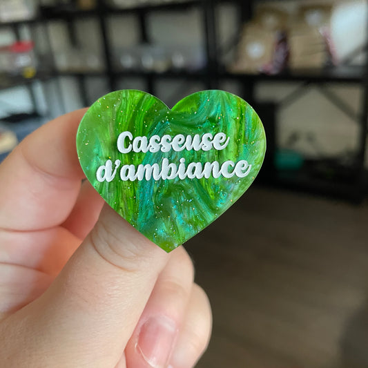 Broche "Casseuse d'ambiance" en acrylique marbrée verte à paillettes