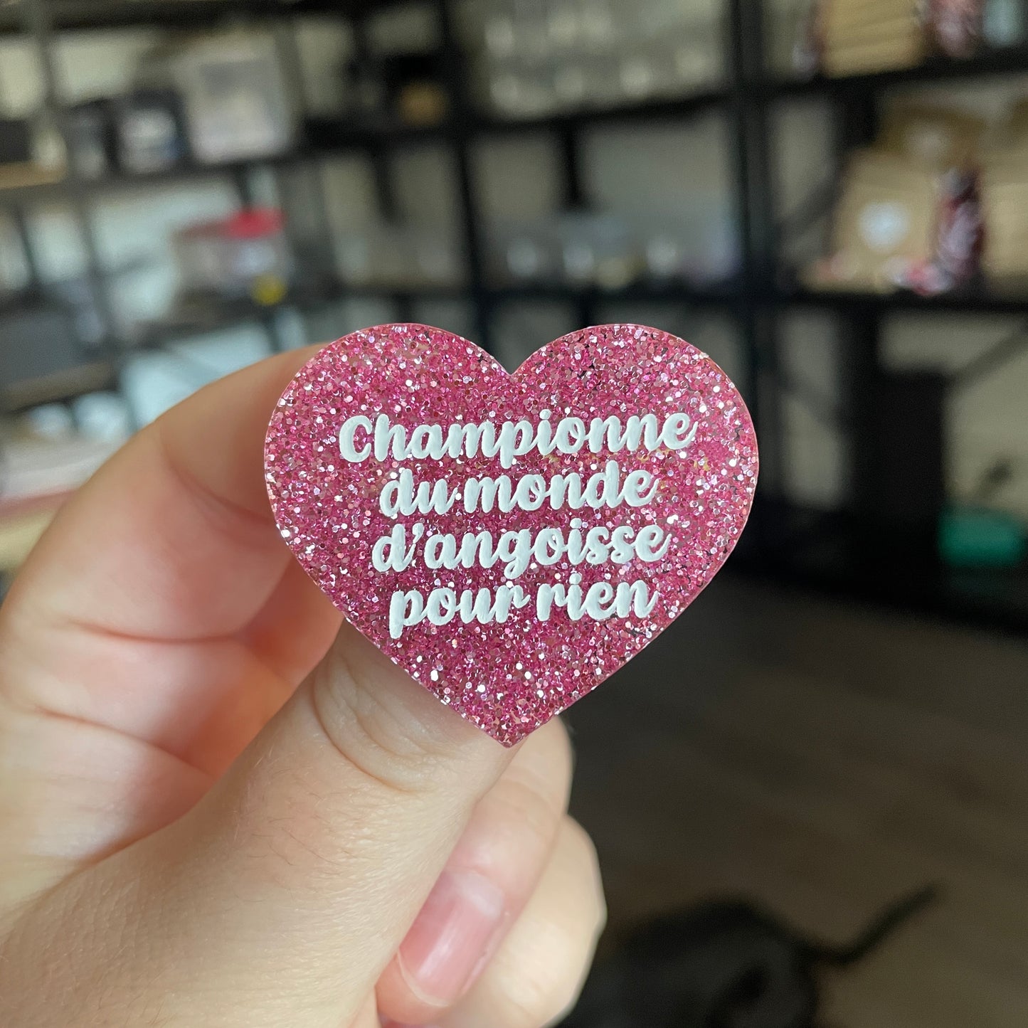 Broche "Championne du monde d'angoisse pour rien" en acrylique à paillettes roses