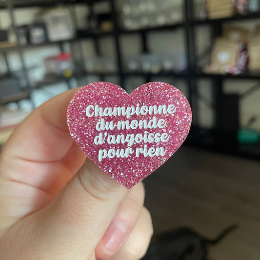 Broche "Championne du monde d'angoisse pour rien" en acrylique à paillettes roses
