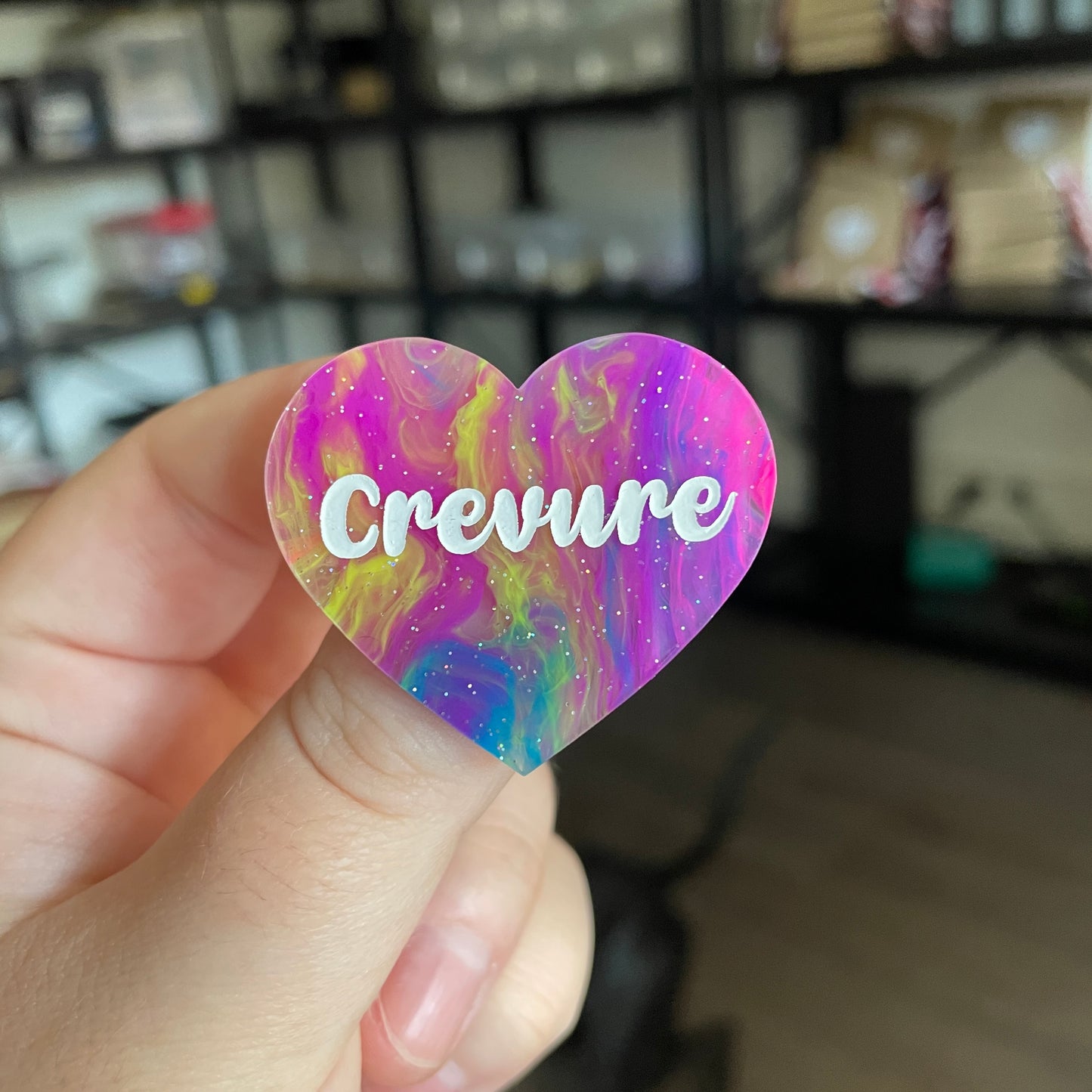 Broche "Crevure" en acrylique semi transparente marbrée multicolore