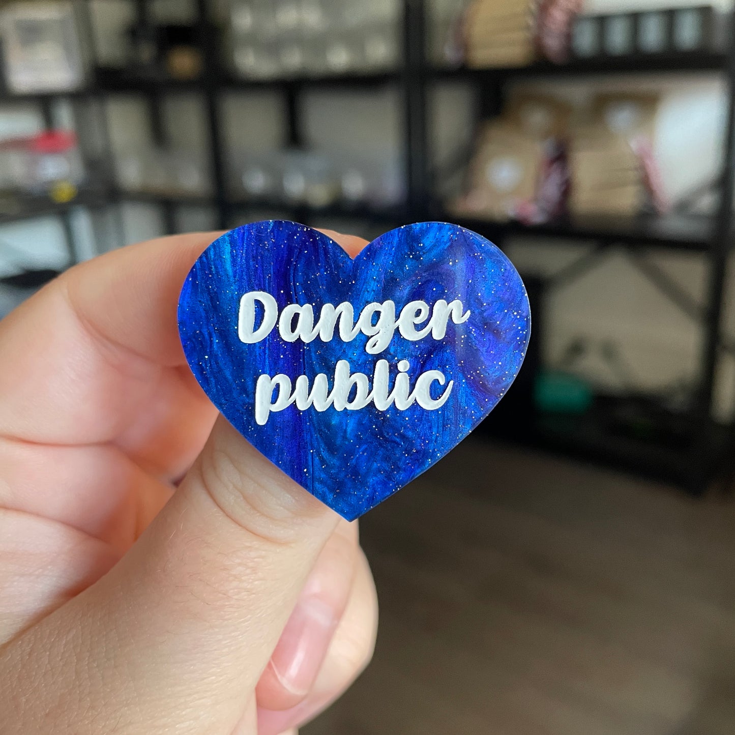 Broche "Danger public" en acrylique marbrée bleue à paillettes