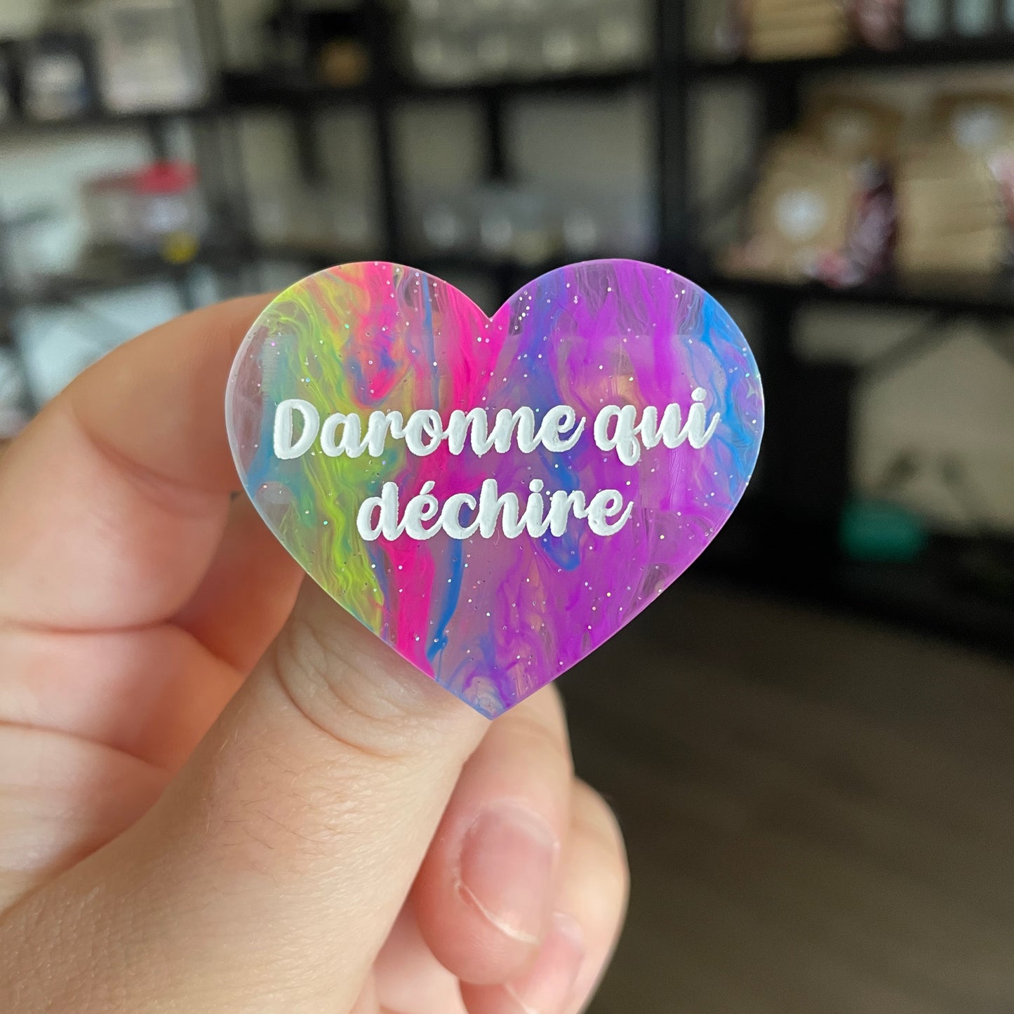 Broche "Daronne qui déchire" en acrylique semi transparente marbrée multicolore