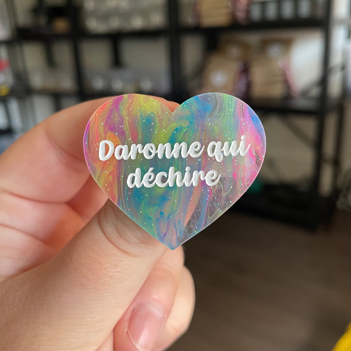Broche "Daronne qui déchire" en acrylique semi transparente marbrée multicolore