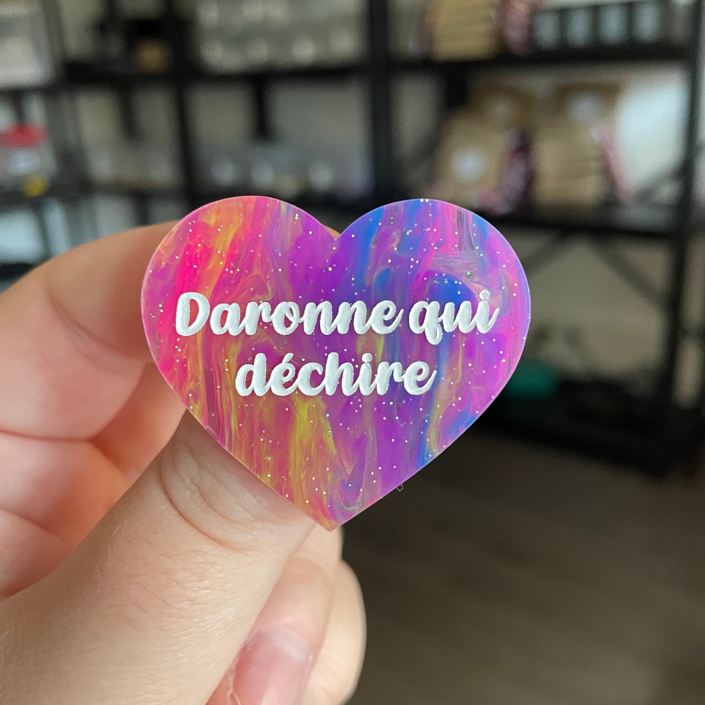 Broche "Daronne qui déchire" en acrylique semi transparente marbrée multicolore