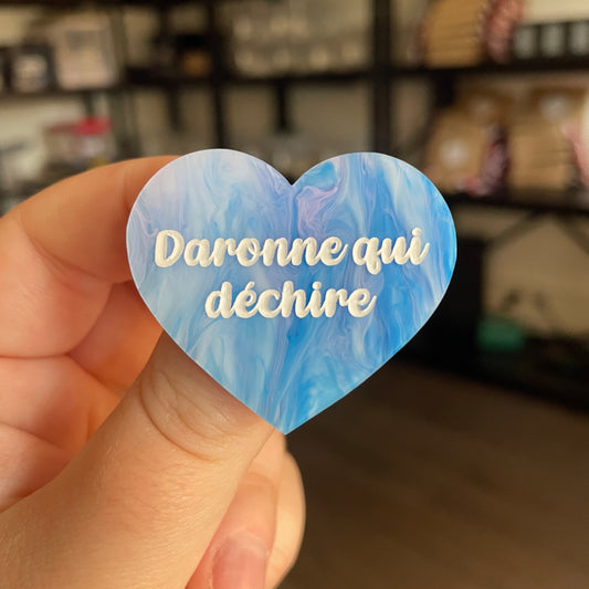Broche "Daronne qui déchire" en acrylique marbrée bleue et blanche