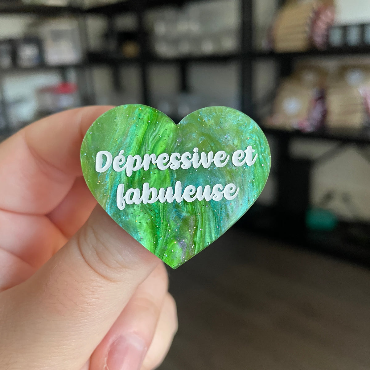 Broche "Dépressive et fabuleuse" en acrylique marbrée verte à paillettes