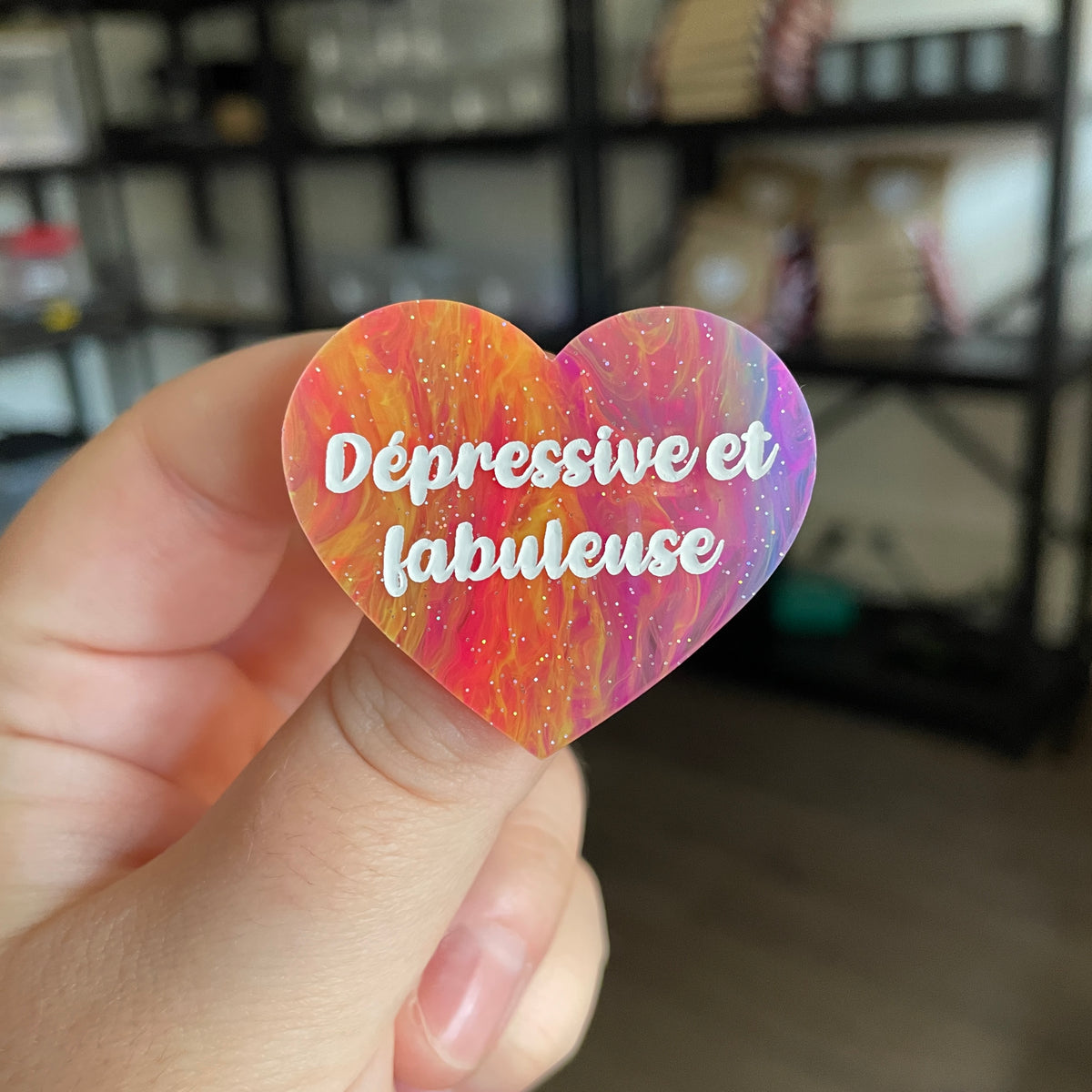 Broche "Dépressive et fabuleuse" en acrylique semi transparente marbrée multicolore