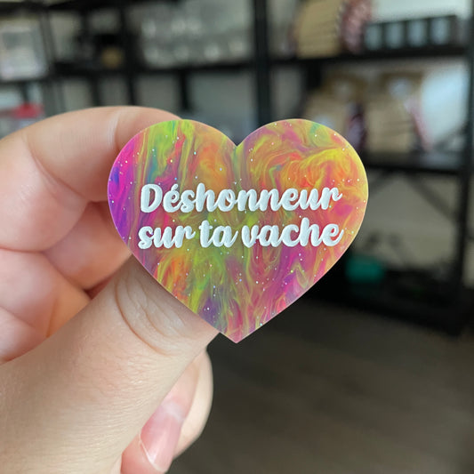 Broche "Déshonneur sur ta vache" en acrylique semi transparente marbrée multicolore
