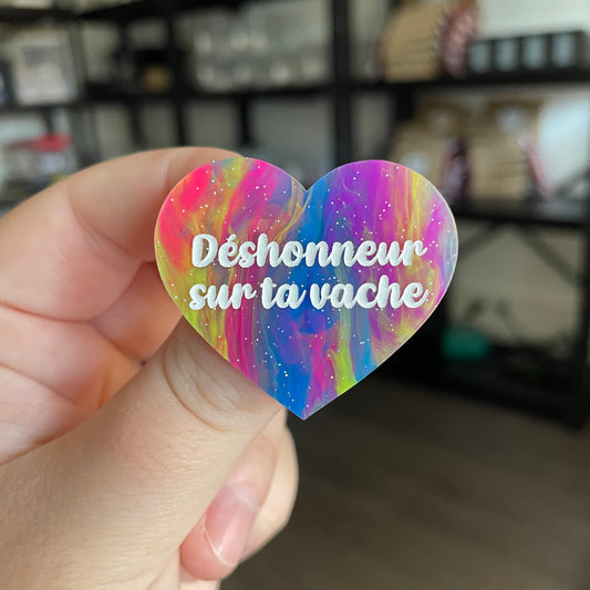 Broche "Déshonneur sur ta vache" en acrylique semi transparente marbrée multicolore