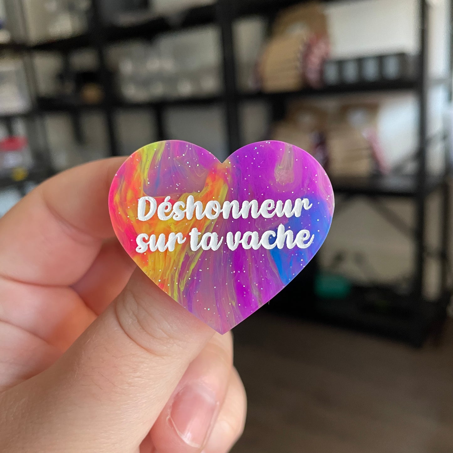 Broche "Déshonneur sur ta vache" en acrylique semi transparente marbrée multicolore
