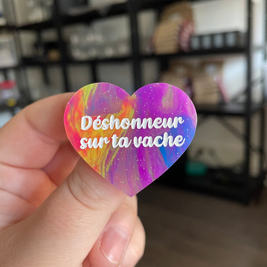 Broche "Déshonneur sur ta vache" en acrylique semi transparente marbrée multicolore