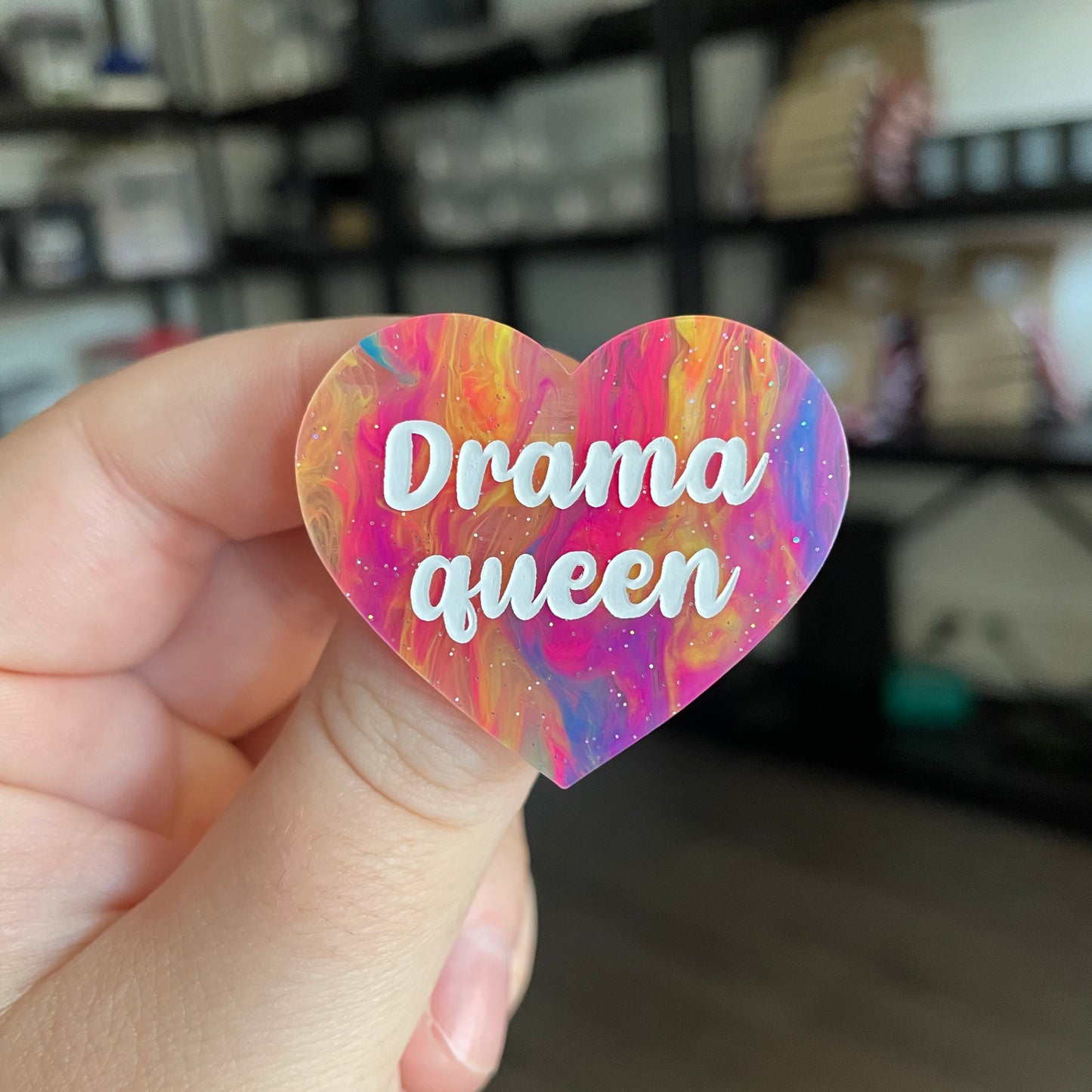 Broche "Drama queen" en acrylique semi transparente marbrée multicolore