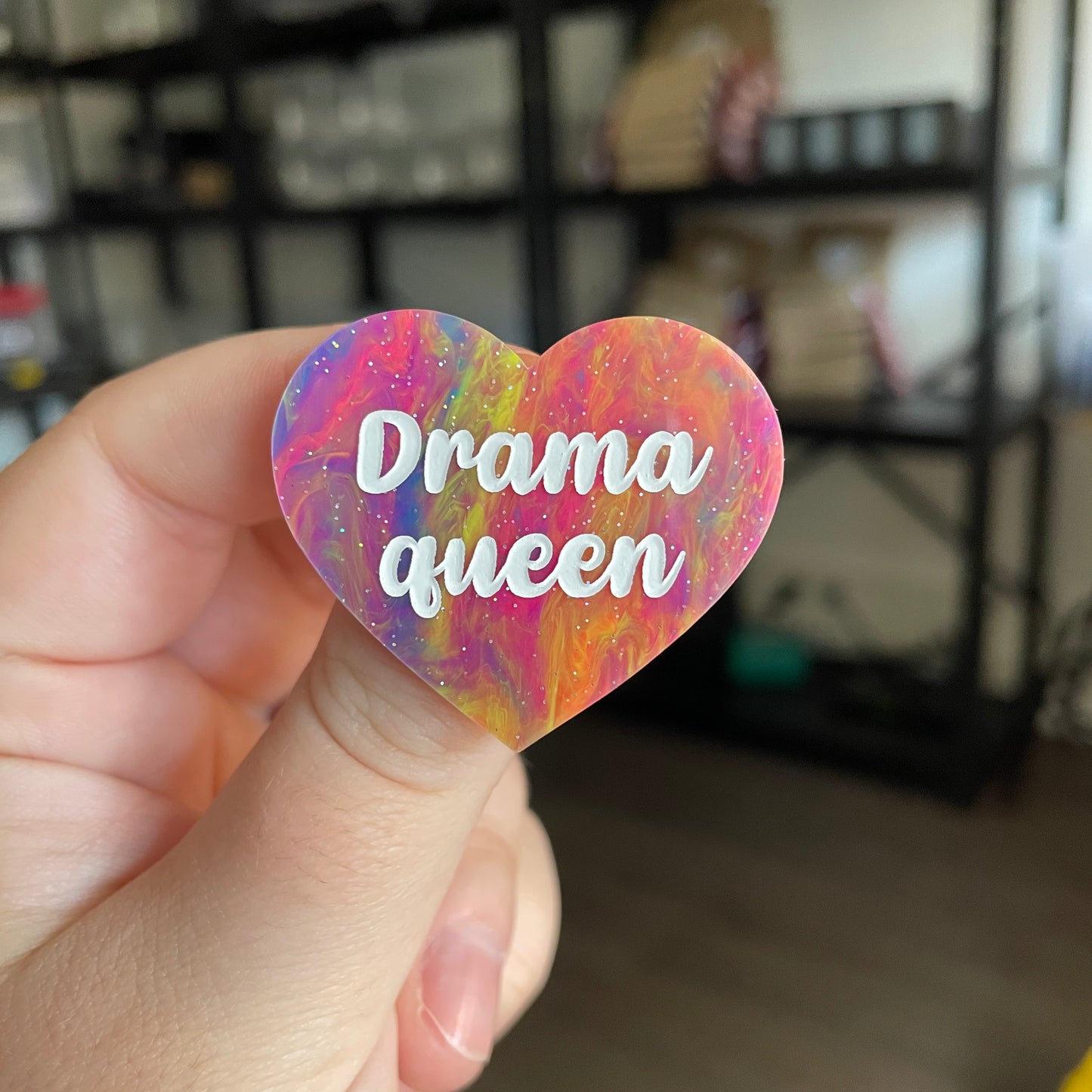 Broche "Drama queen" en acrylique semi transparente marbrée multicolore