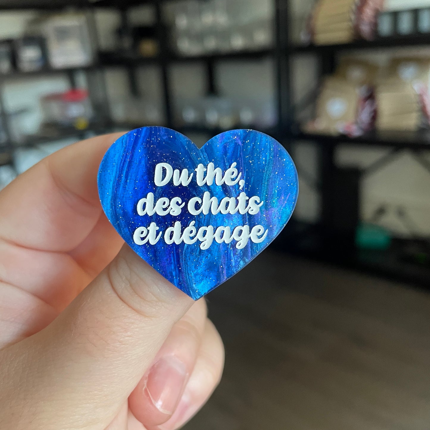 Broche "Du thé, des chats et dégage" en acrylique marbrée bleue à paillettes