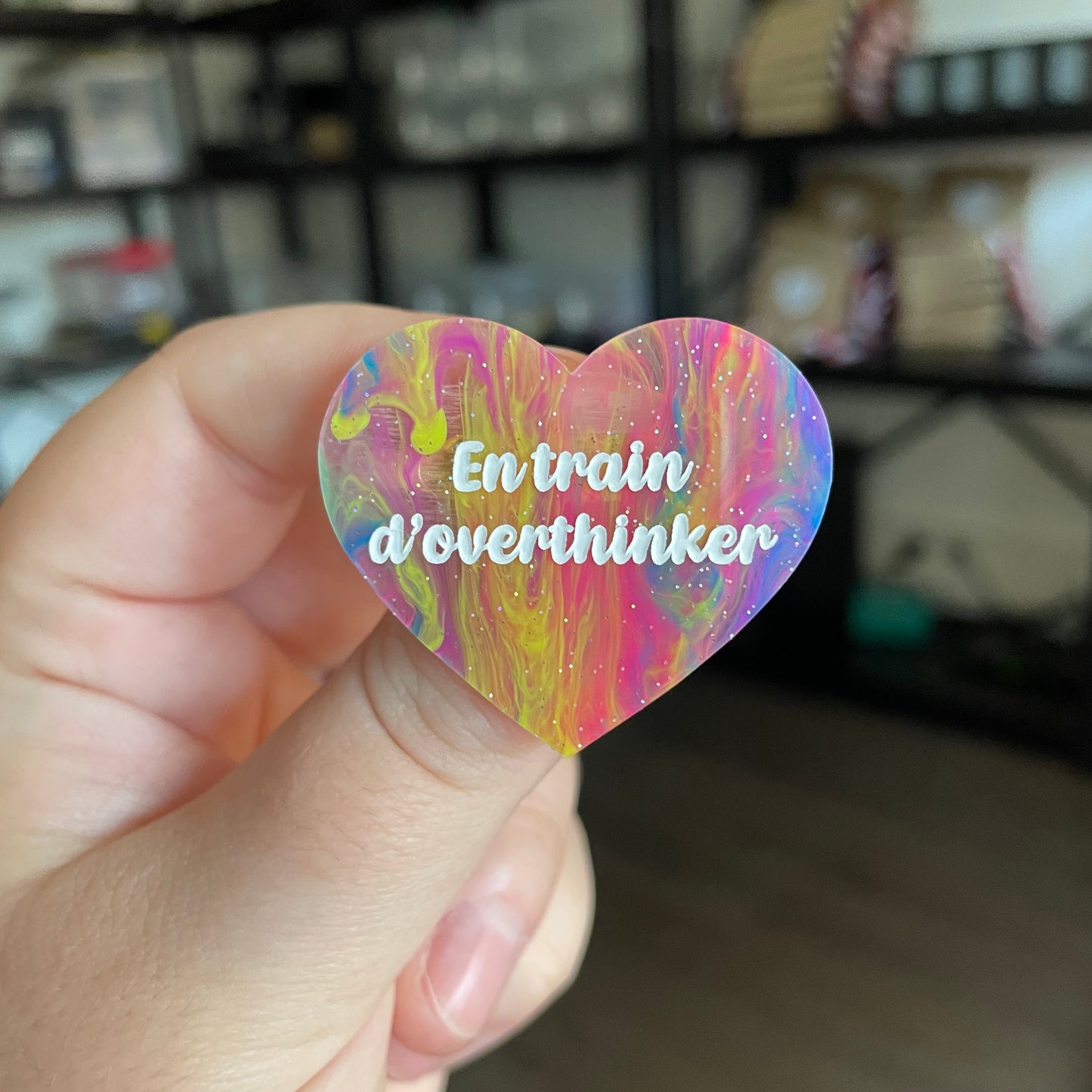 Broche "En train d'overthinker" en acrylique semi transparente marbrée multicolore