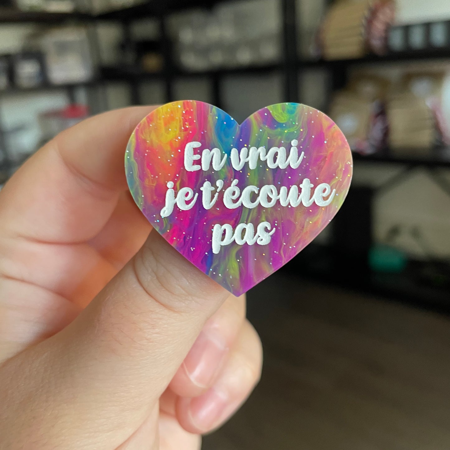 Broche "En vrai je t'écoute pas" en acrylique semi transparente marbrée multicolore