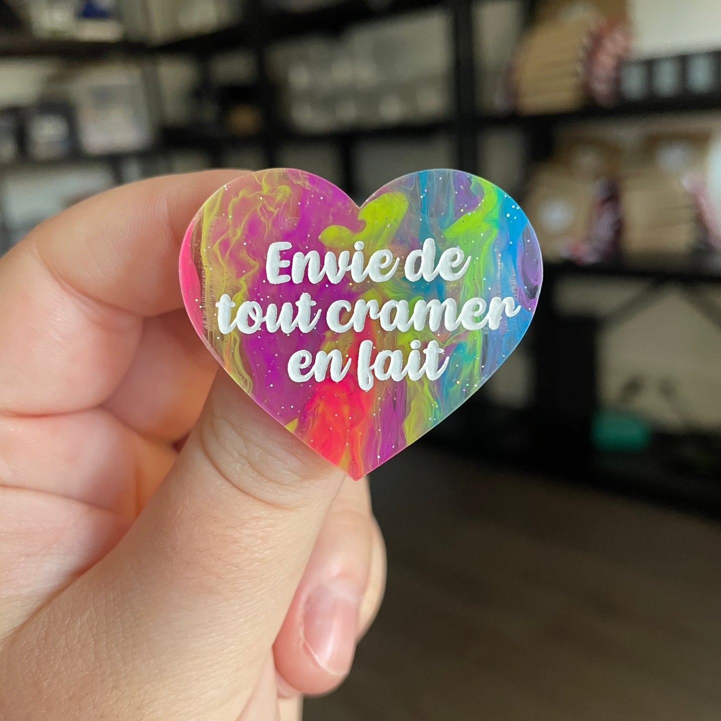 Broche "Envie de tout cramer en fait" en acrylique semi transparente marbrée multicolore