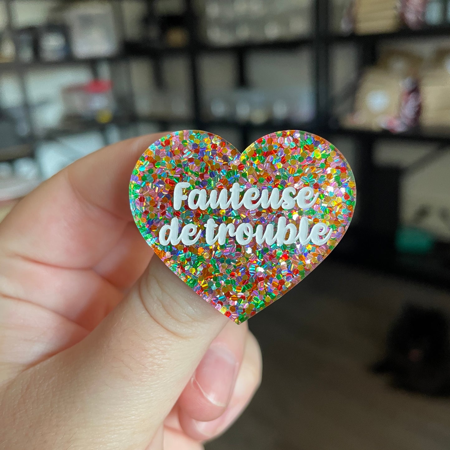 Broche "Fauteuse de trouble" en acrylique semi transparente avec des pois multicolores