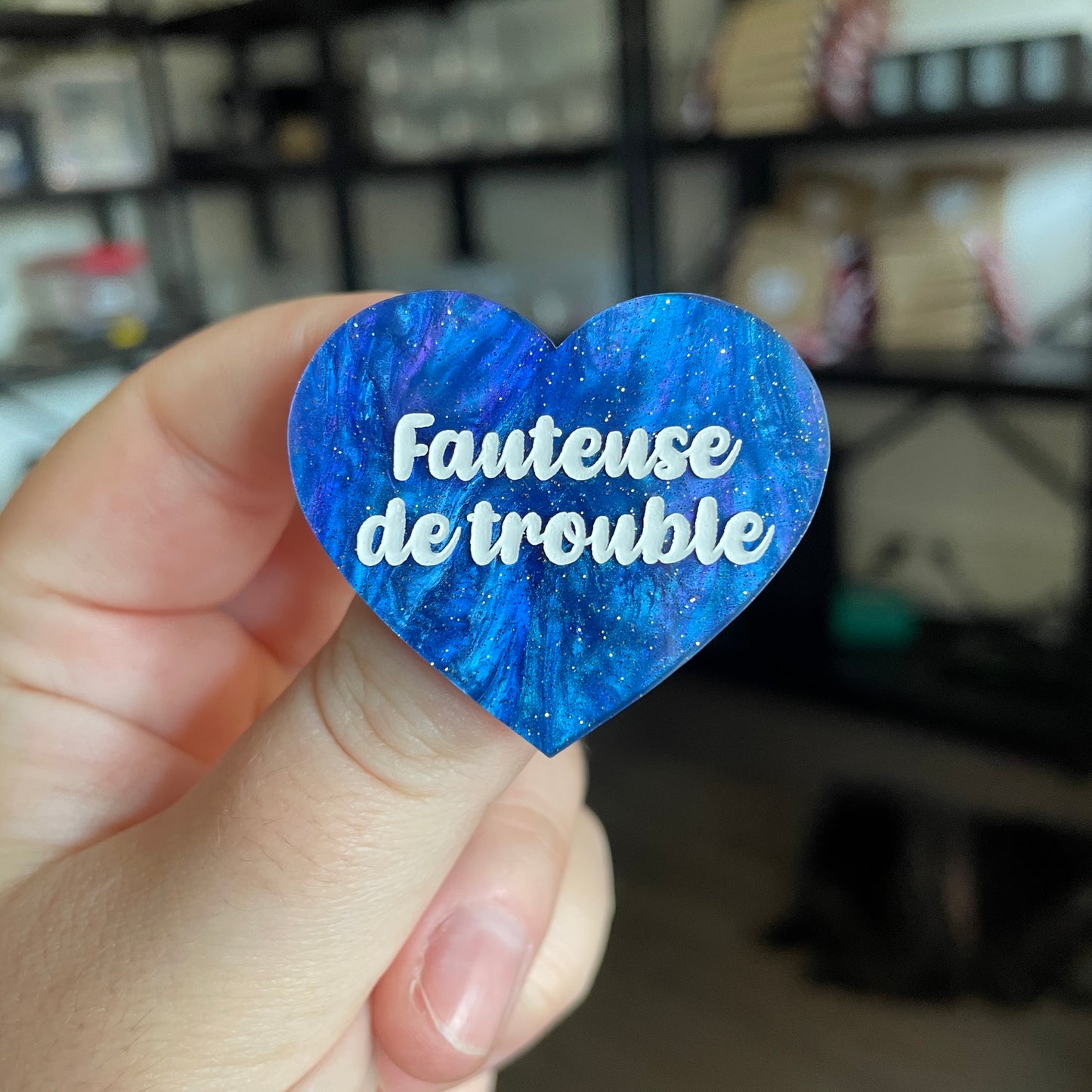 Broche "Fauteuse de trouble" en acrylique marbrée bleue à paillettes