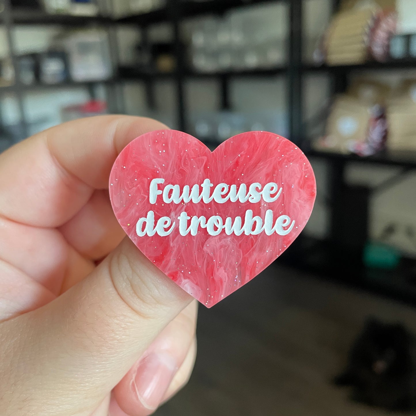 Broche "Fauteuse de trouble" en acrylique marbrée rouge/rose