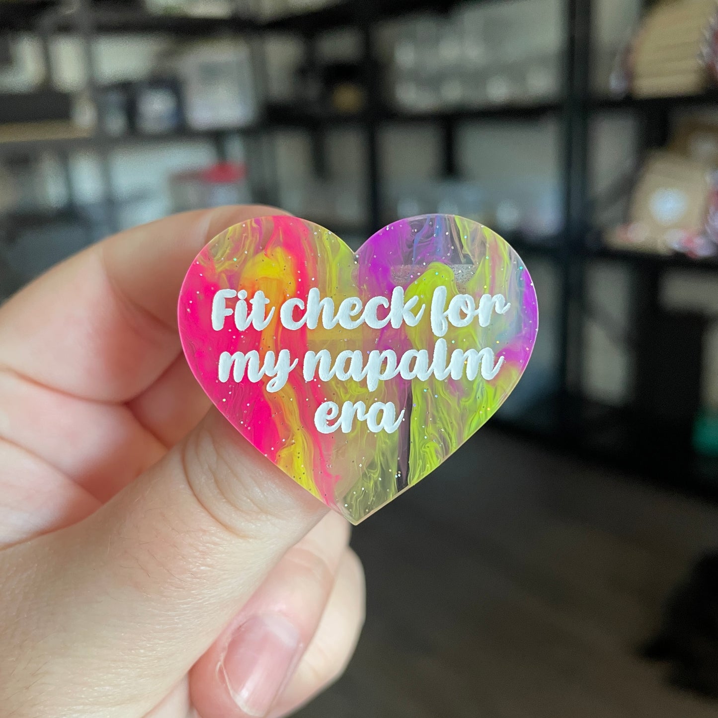 Broche "Fit check for my napalm era" en acrylique semi transparente marbrée multicolore