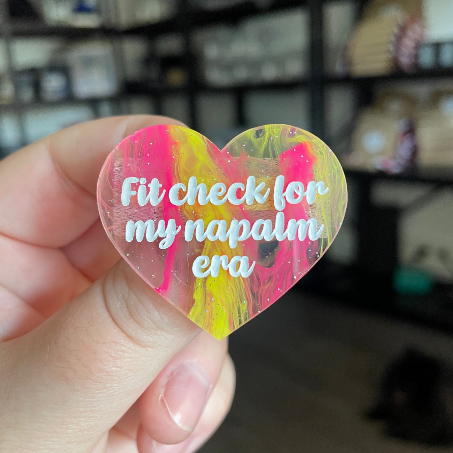 Broche "Fit check for my napalm era" en acrylique semi transparente marbrée multicolore