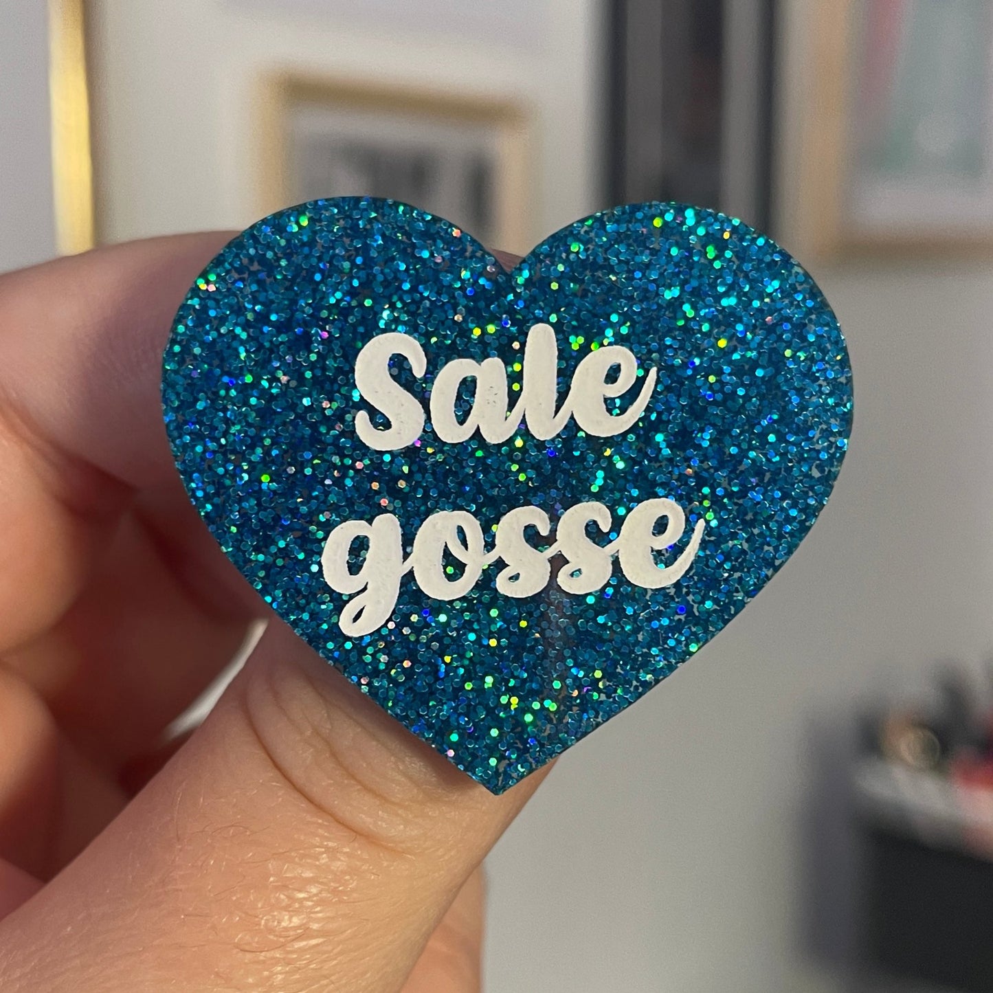 Broche "Sale gosse" en acrylique à paillettes bleues holographiques