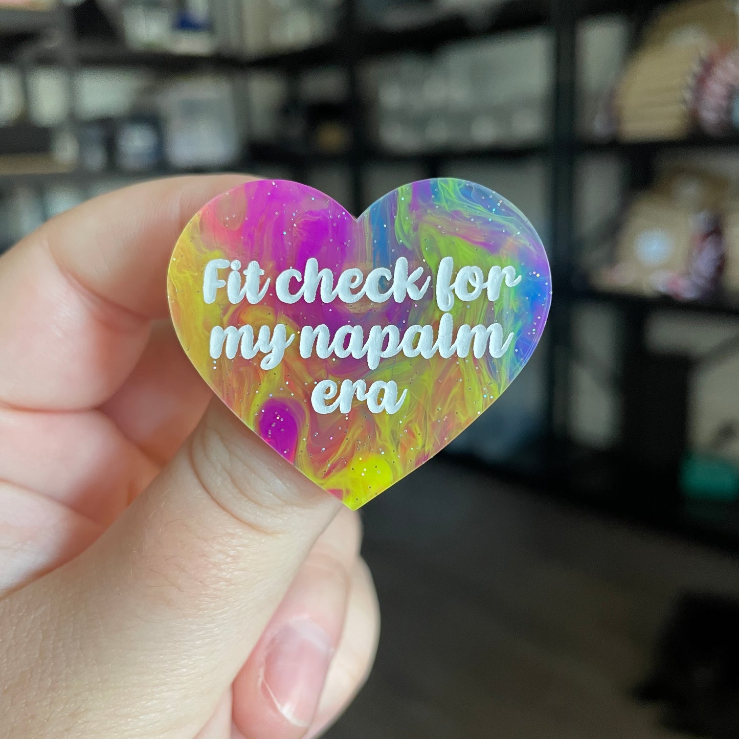 Broche "Fit check for my napalm era" en acrylique semi transparente marbrée multicolore