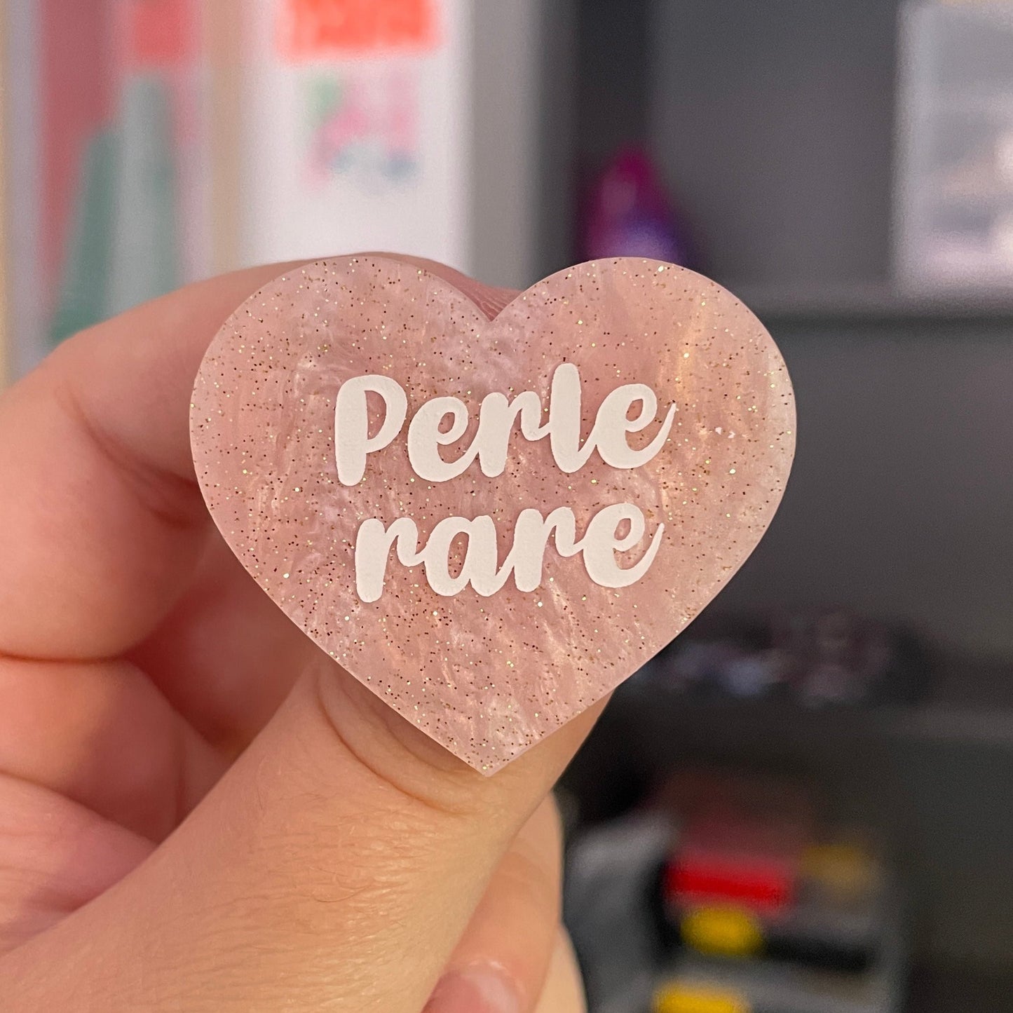 Broche "Perle rare" en acrylique marbrée rose à paillettes