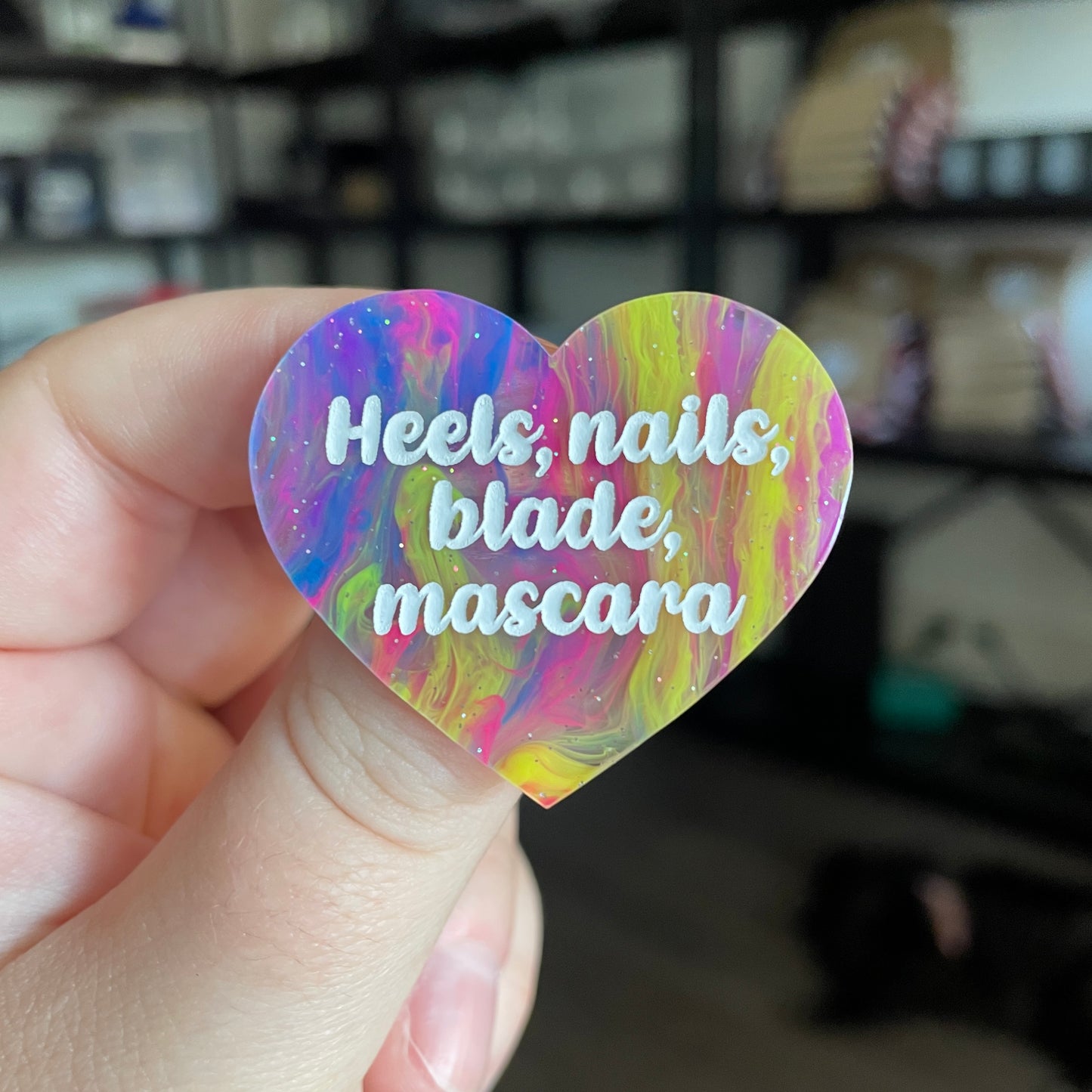 Broche "Heels, nails, blade, mascara" en acrylique semi transparente marbrée multicolore