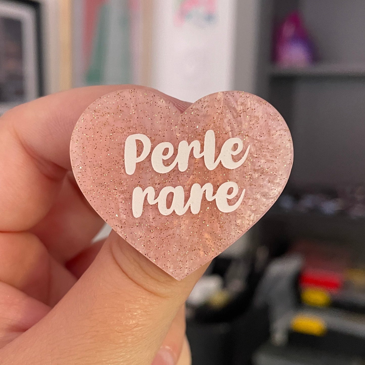 Broche "Perle rare" en acrylique marbrée rose à paillettes