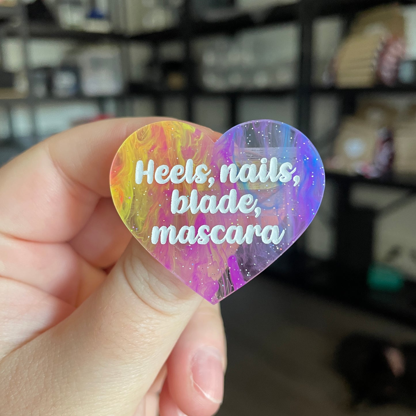 Broche "Heels, nails, blade, mascara" en acrylique semi transparente marbrée multicolore