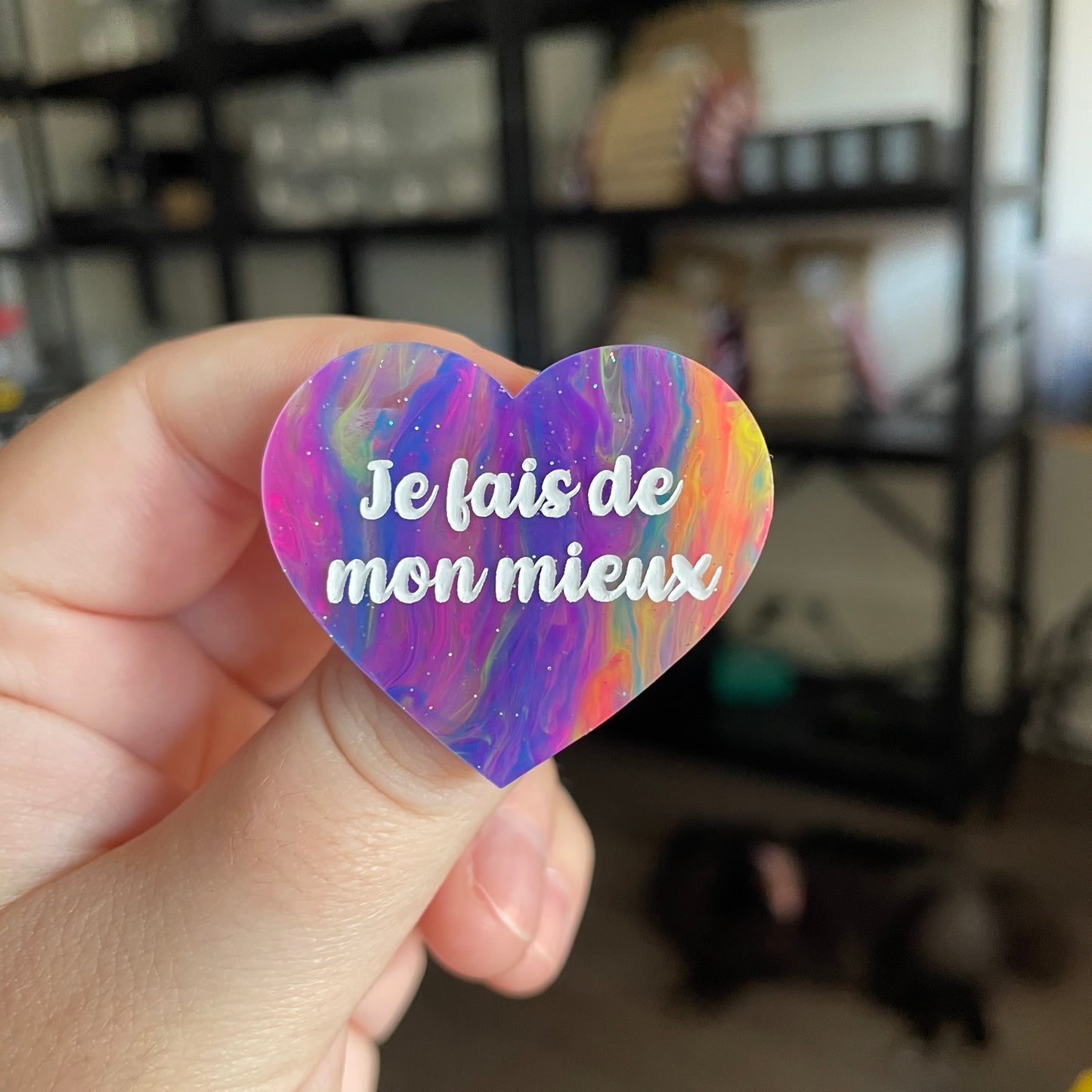 Broche "Je fais de mon mieux" en acrylique semi transparente marbrée multicolore