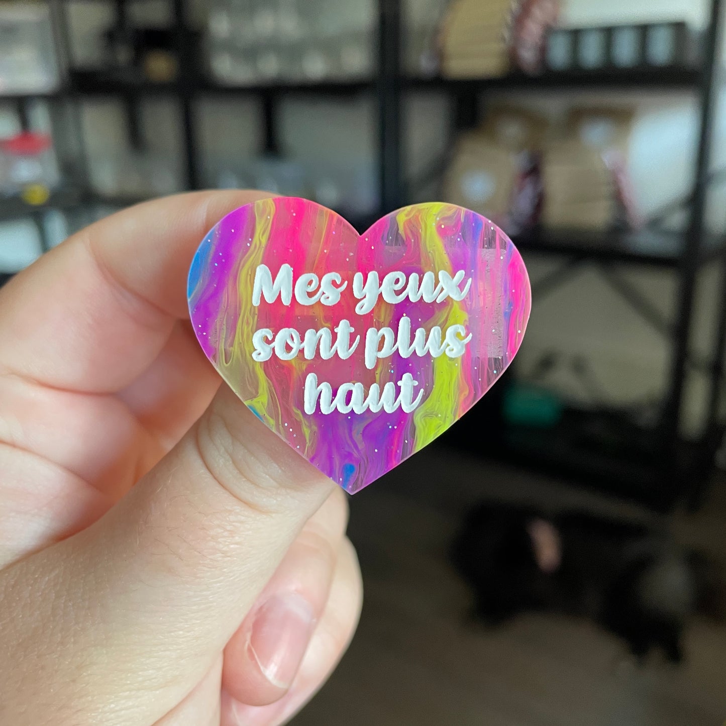 Broche "Mes yeux sont plus haut" en acrylique semi transparente marbrée multicolore