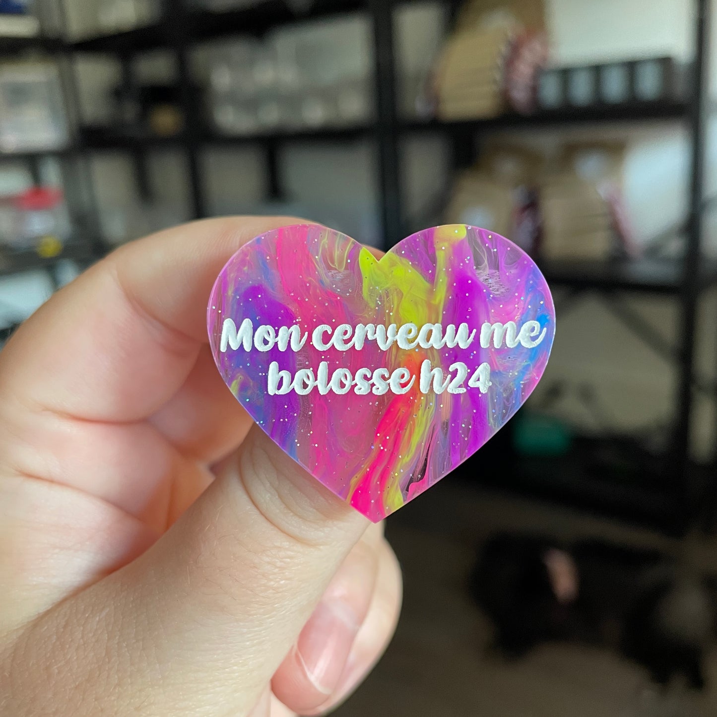 Broche "Mon cerveau me bolosse h24" en acrylique semi transparente marbrée multicolore