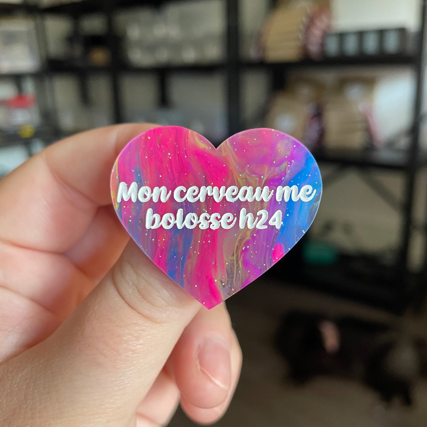 Broche "Mon cerveau me bolosse h24" en acrylique semi transparente marbrée multicolore