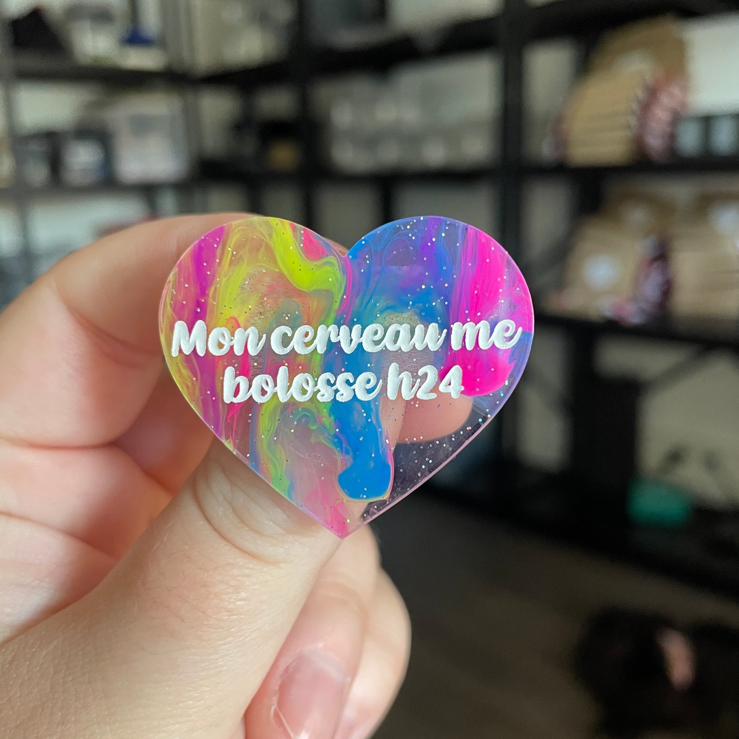 Broche "Mon cerveau me bolosse h24" en acrylique semi transparente marbrée multicolore