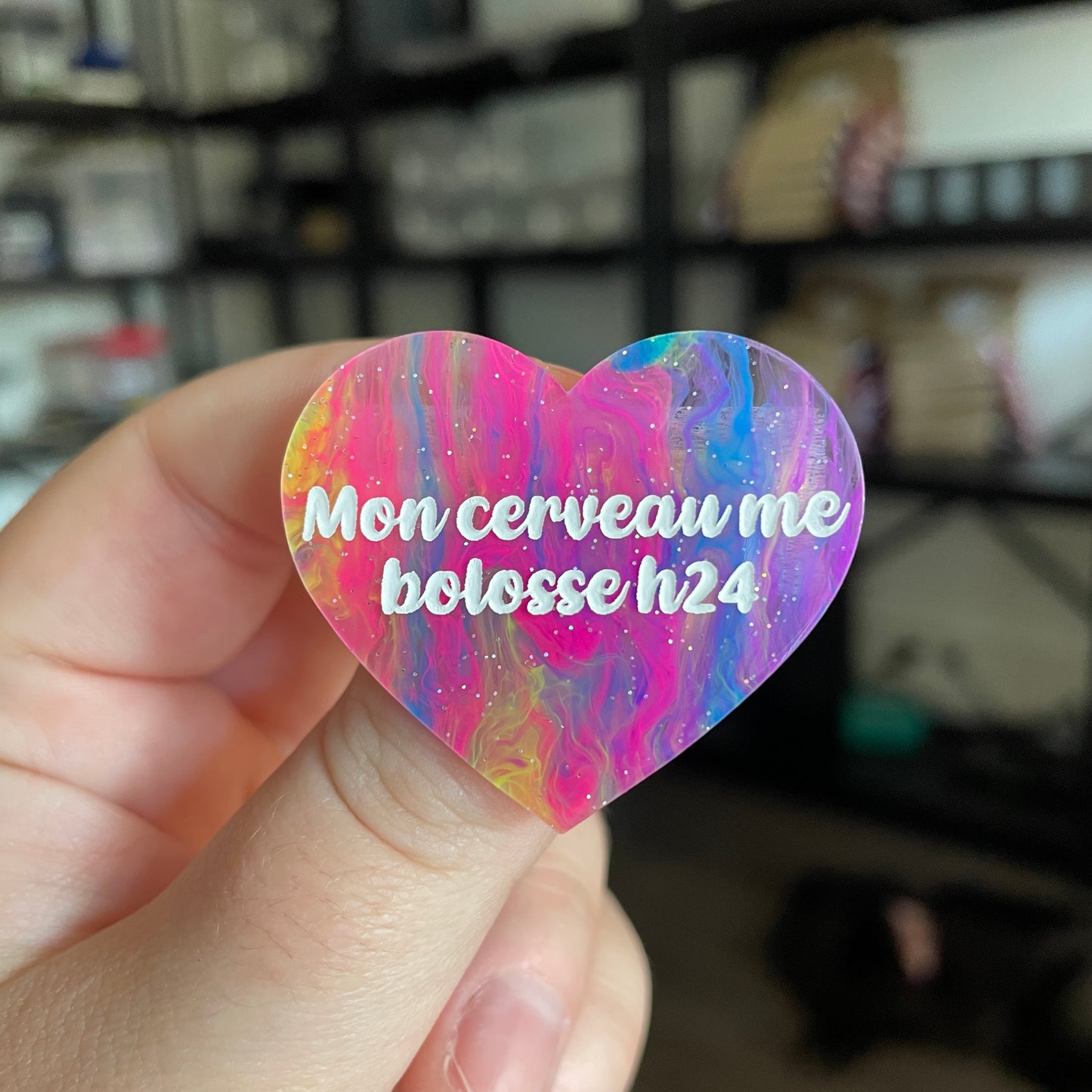 Broche "Mon cerveau me bolosse h24" en acrylique semi transparente marbrée multicolore