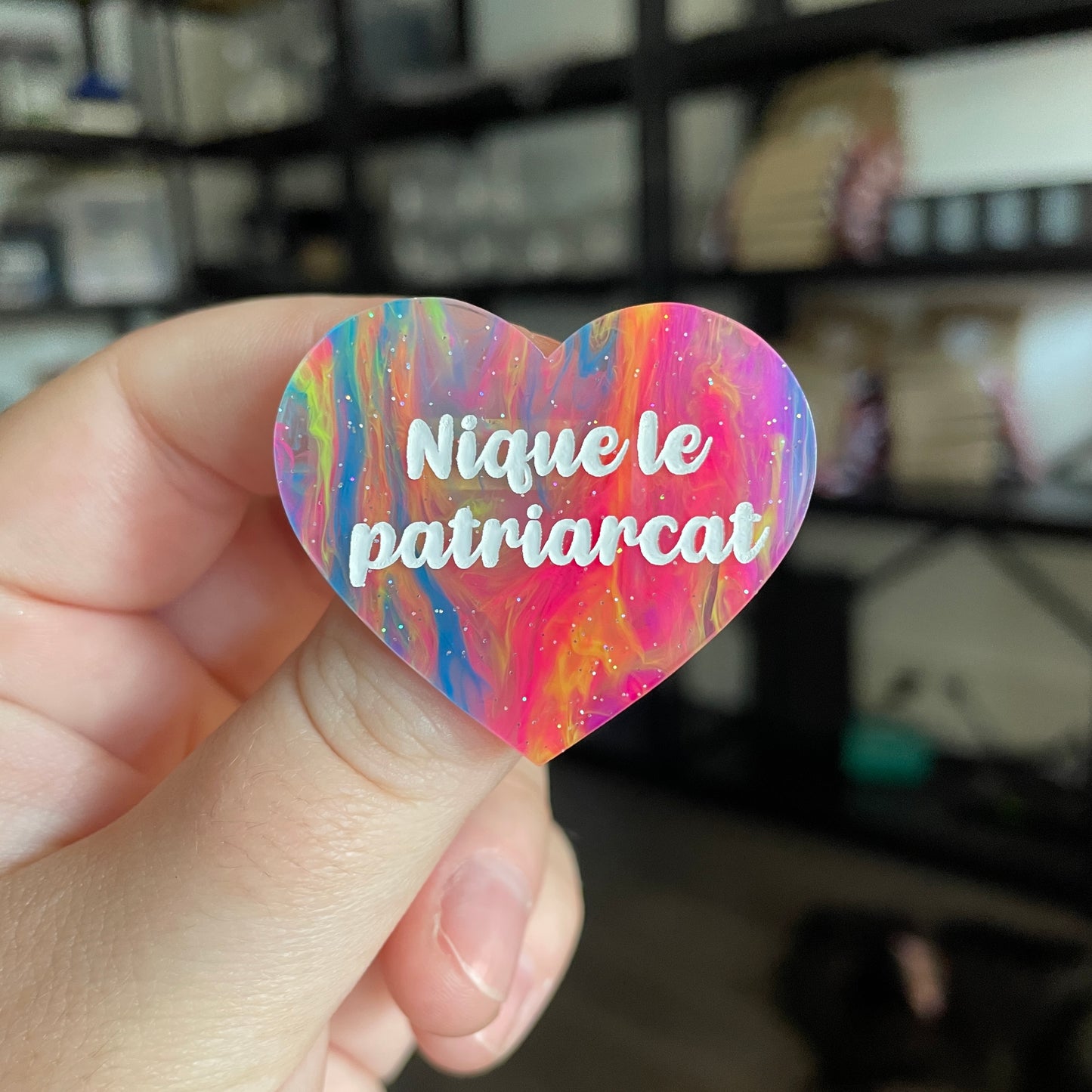 Broche "Nique le patriarcat" en acrylique semi transparente marbrée multicolore
