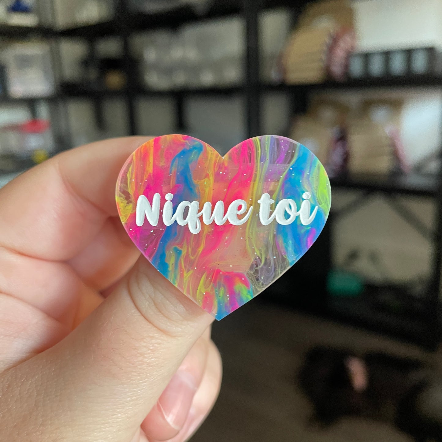 Broche "Nique toi" en acrylique semi transparente marbrée multicolore