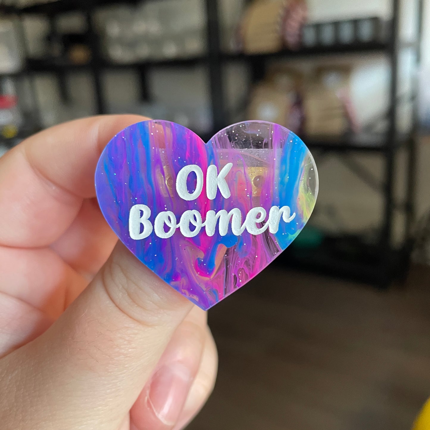 Broche "OK boomer" en acrylique semi transparente marbrée multicolore