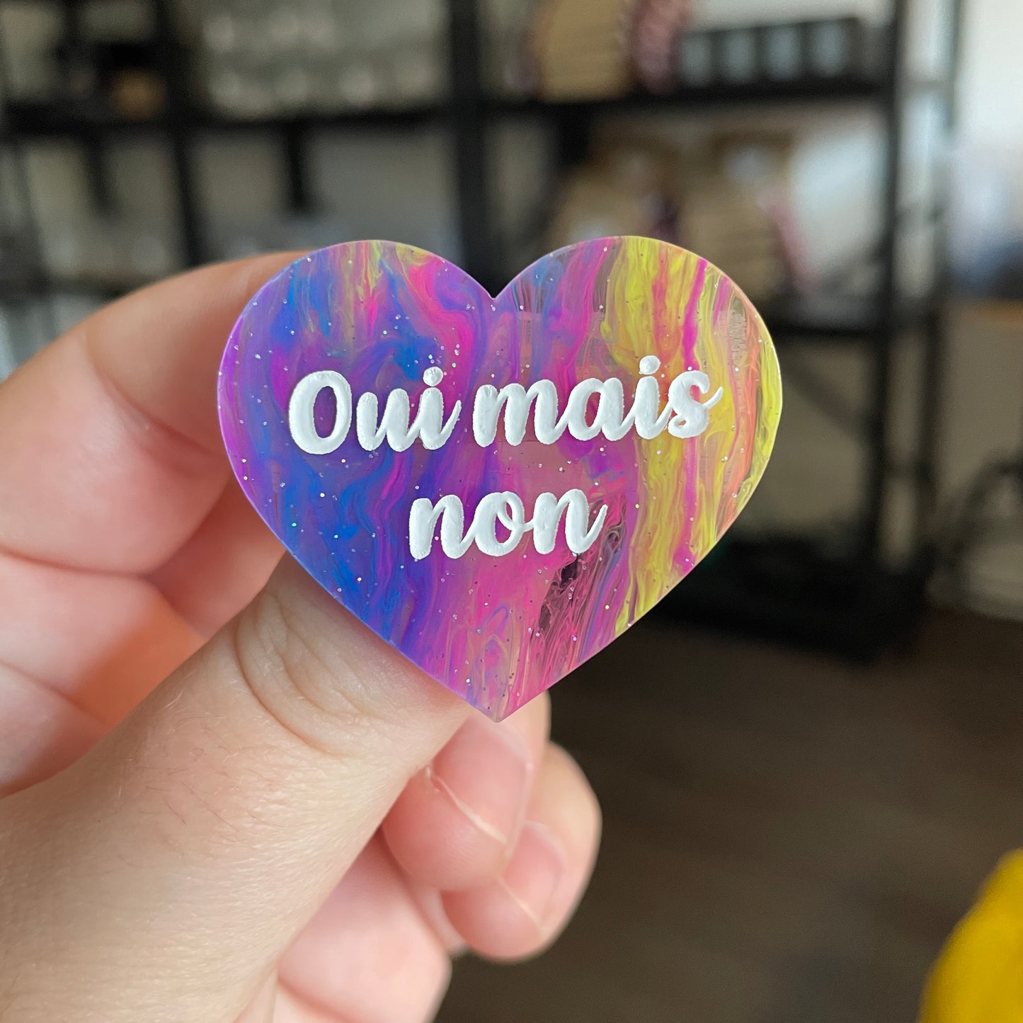 Broche "Oui mais non" en acrylique semi transparente marbrée multicolore