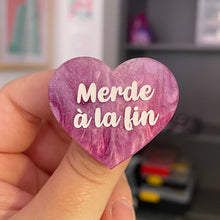 Charger l&#39;image dans la galerie, Broche &quot;Merde à la fin&quot; en acrylique marbrée blanche, rose et violette à paillettes