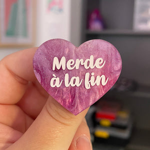 Broche "Merde à la fin" en acrylique marbrée blanche, rose et violette à paillettes