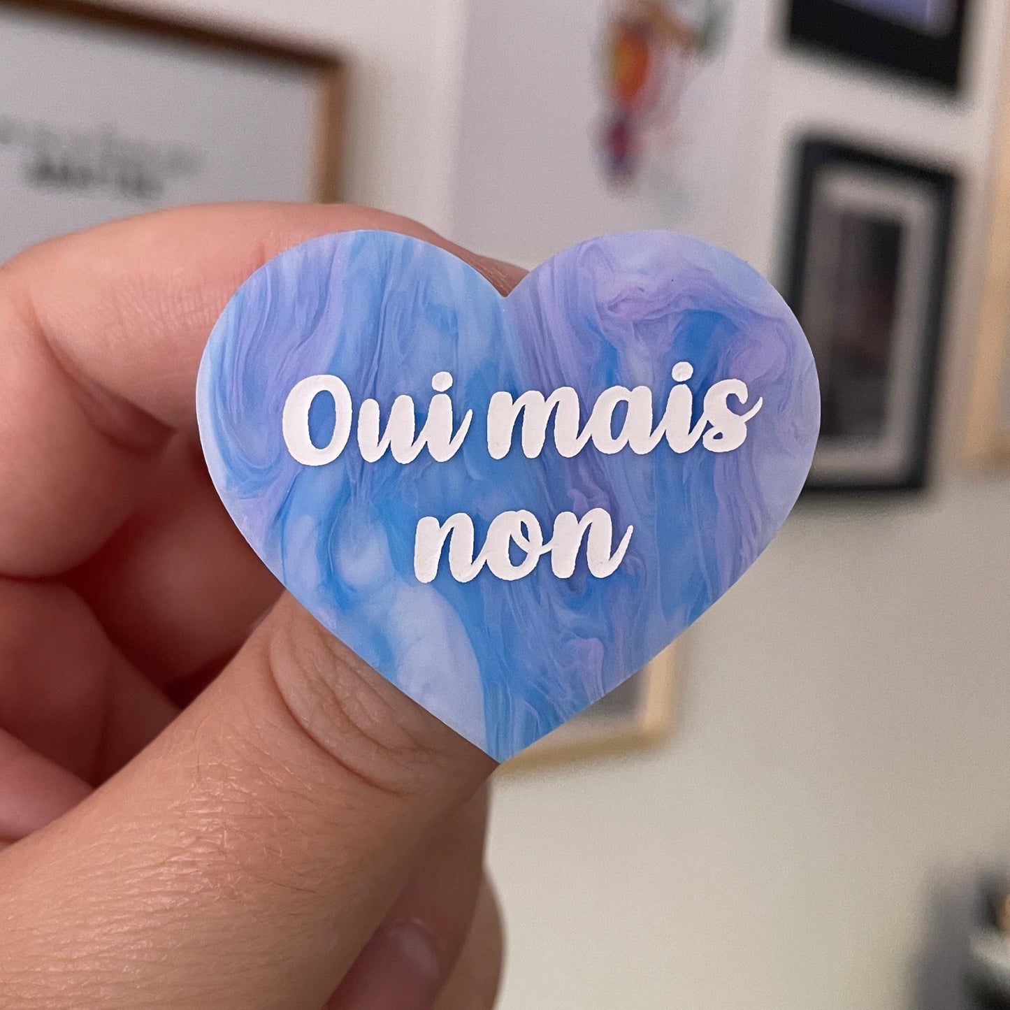 Broche "Oui mais non" en acrylique marbrée bleue, violette et blanche